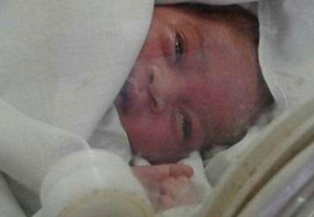 Madre abandonó, recién nacida, hija-acn