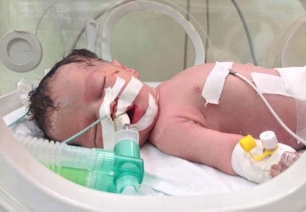 Madre abandonó, recién nacida, hija-acn