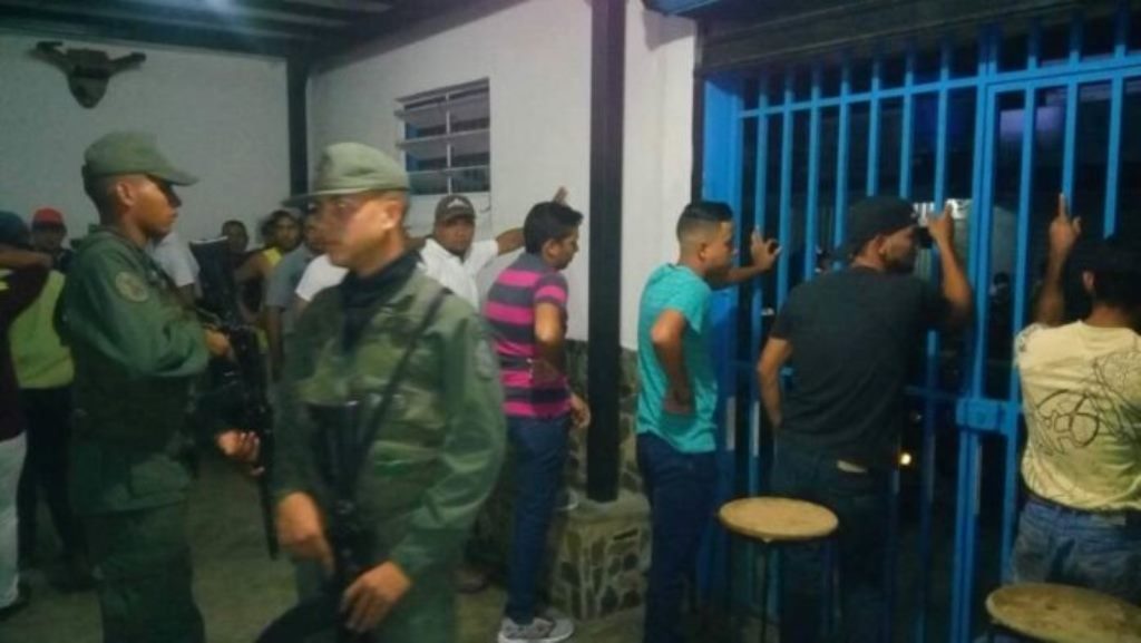 Atraparon desvalijando, motos, banda - acn