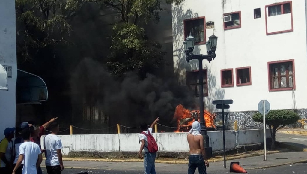 Manifestantes quemaron una tanqueta  - acn