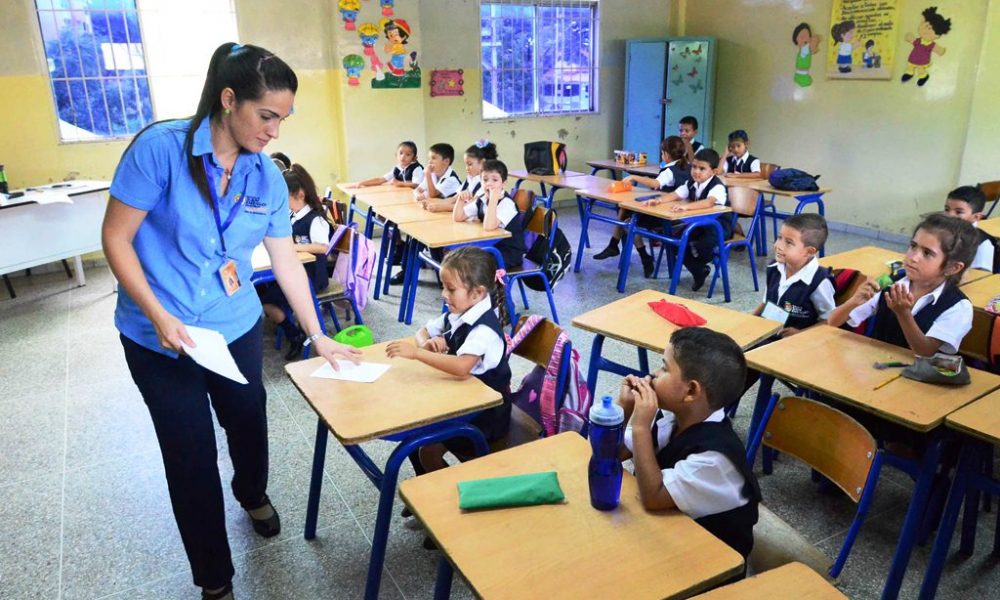 Plan educación "tu merienda" de la Alcaldía de San Diego. Foto: Cortesía Alcaldía.