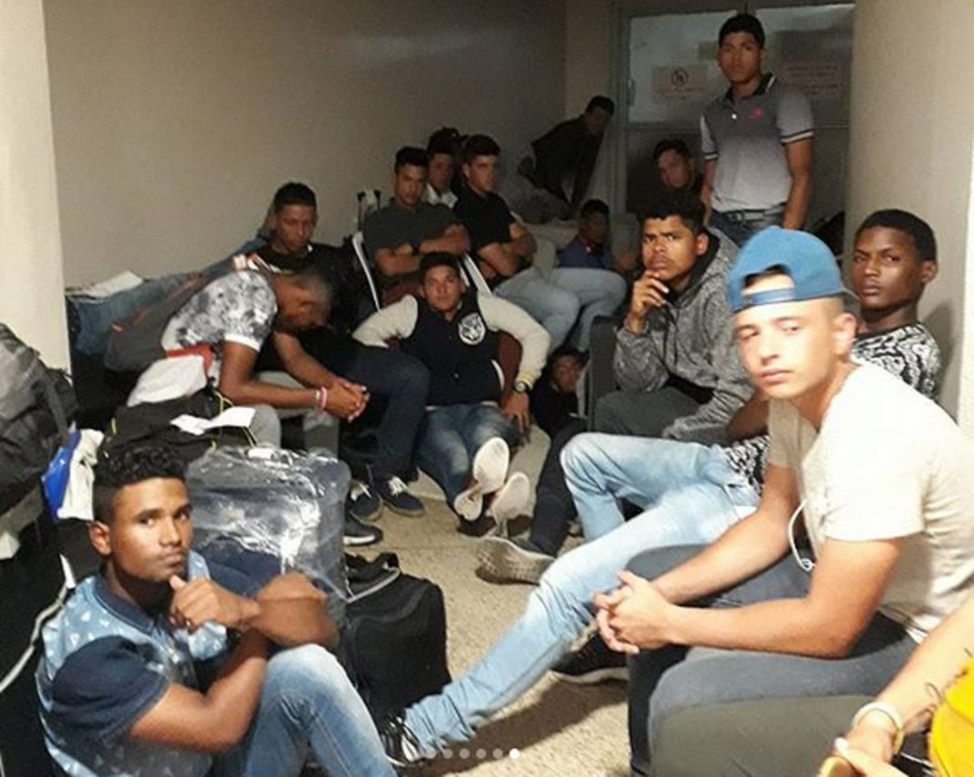 Peloteros venezolanos devueltos de República Dominicana - ACN