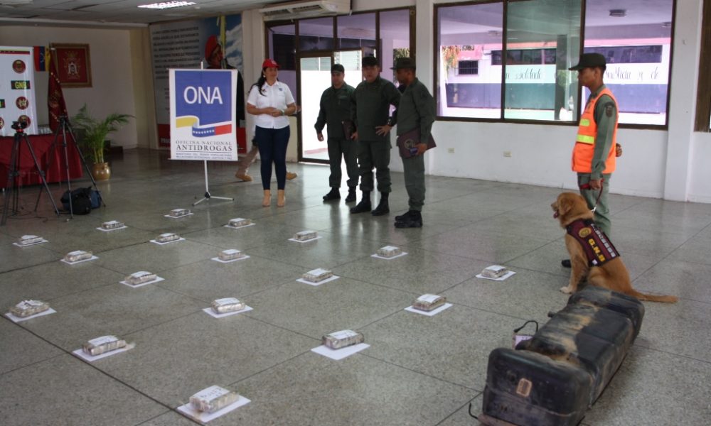 Lleno de cocaína-acn