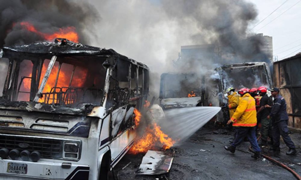Incendio, buses, estacionamiento - acn