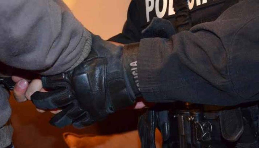 Tres policías municipales, detienen - acn