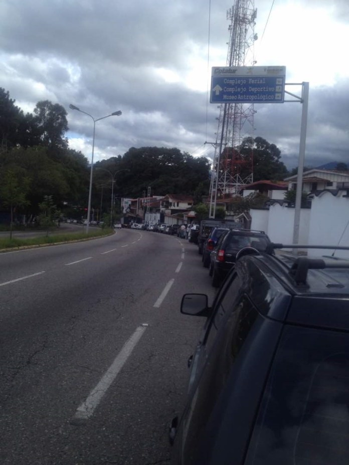 Colas para surtir gasolina en San Cristóbal