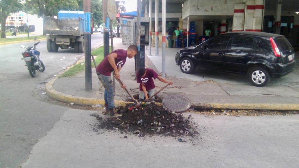 Trabajan en destape de sumideros y limpieza de alcantarillas en avenidas Andrés Eloy Blanco y Fernando Fugueredo