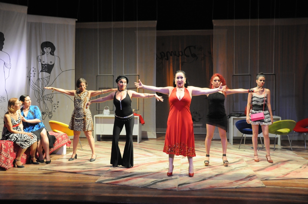 Actrices de la obra: Baño de Damas: "El pueblo tiene sed de teatro"