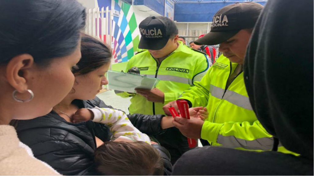 Usan brazaletes rojos en Ecuador para priorizar traslado de venezolanos a Perú -acn
