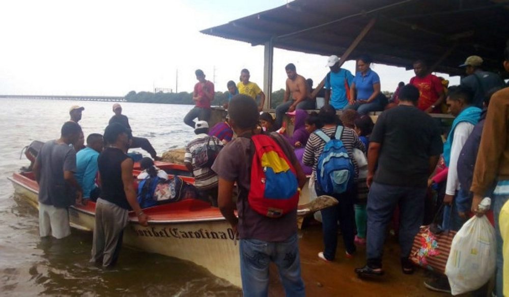 zulianos sufren para cruzar el lago de Maracaibo