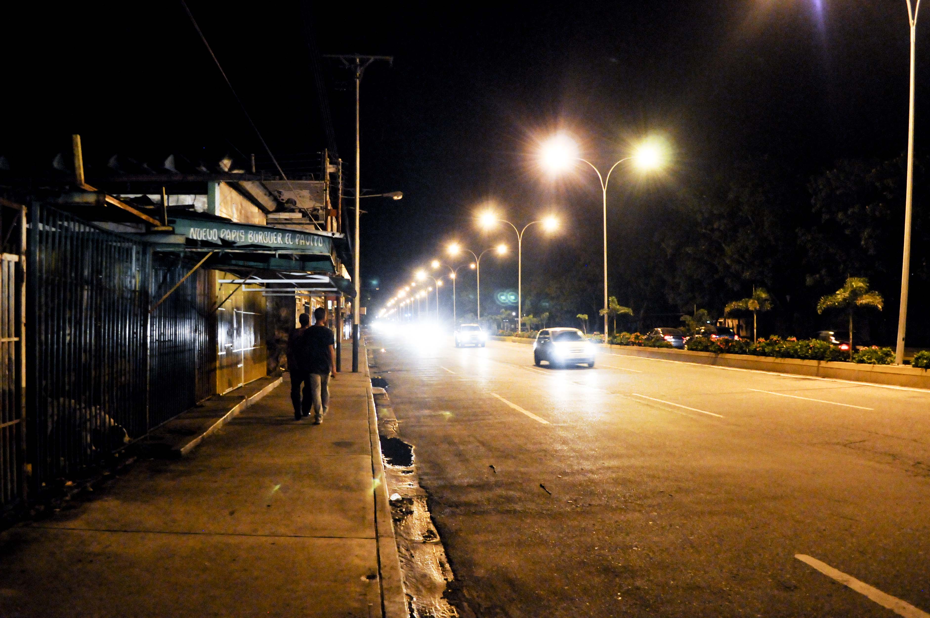 ACN- Nuevas lámparas alumbran la avenida Universidad de Naguanagua