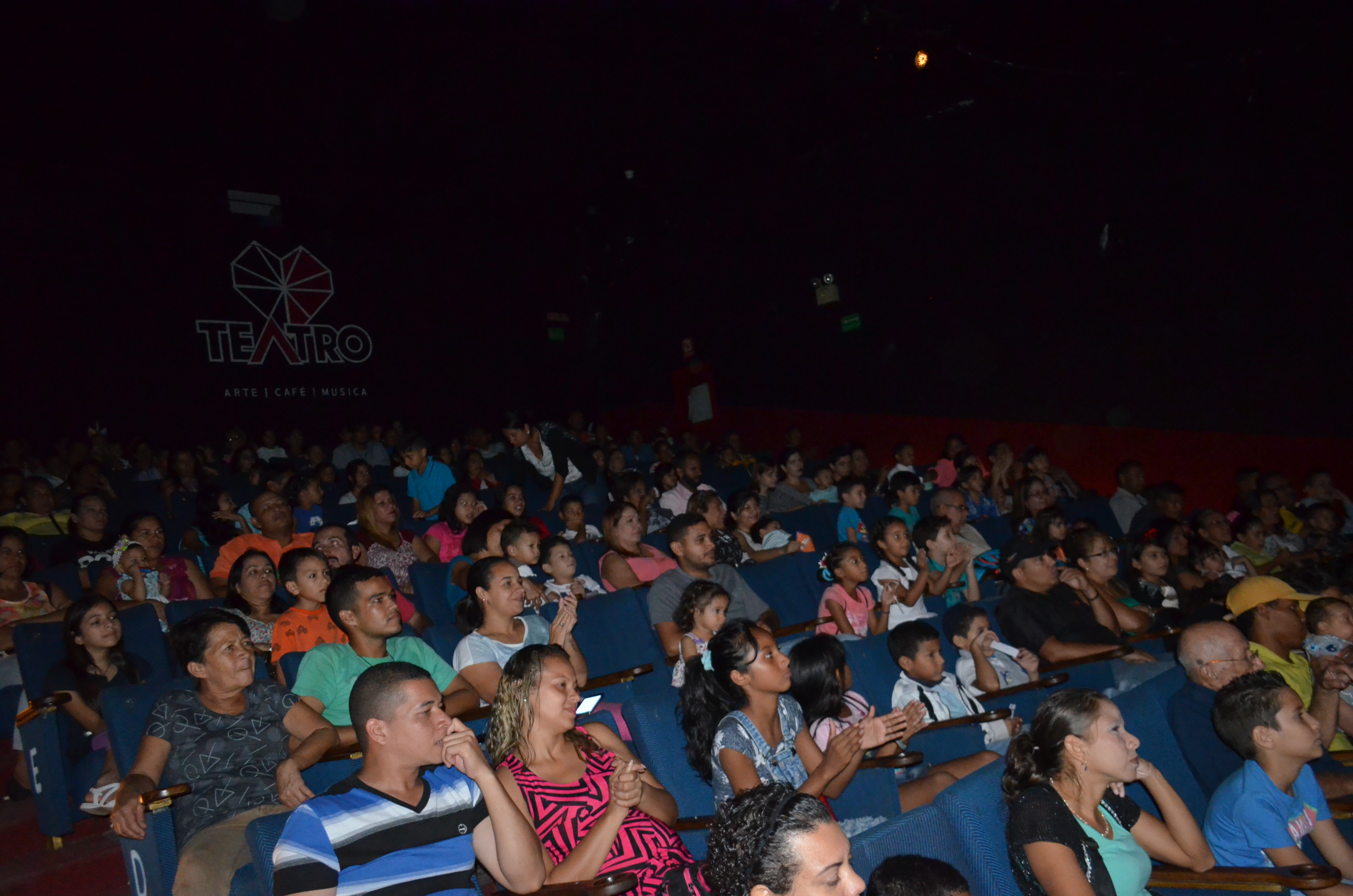 ACN- Niños y adultos disfrutaron de una película en teatro de Guacara