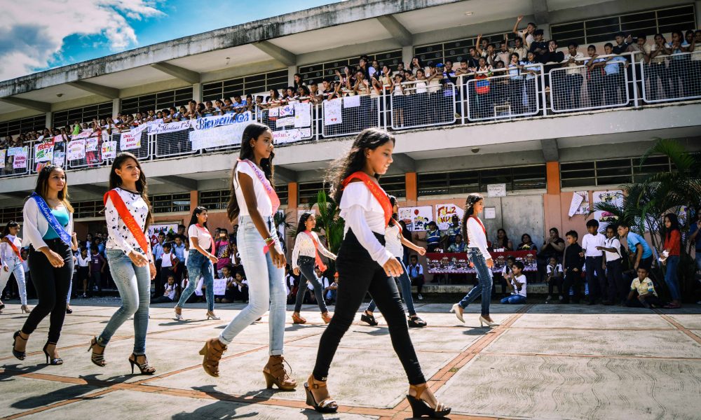 ACN,18NOV, Cientos de estudiantes celebraron aniversario de unidad educativa en Carabobo