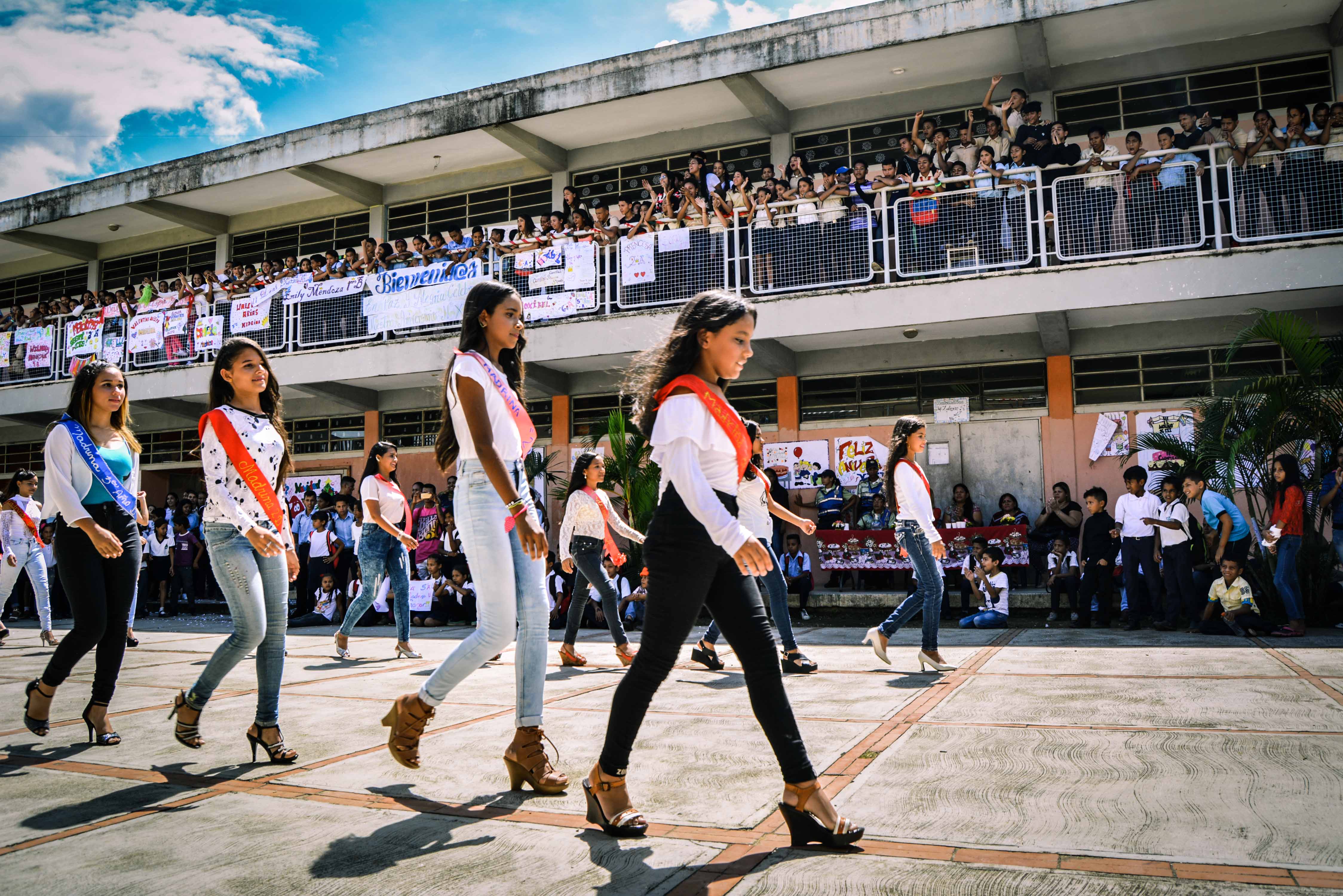ACN,18NOV, Cientos de estudiantes celebraron aniversario de unidad educativa en Carabobo