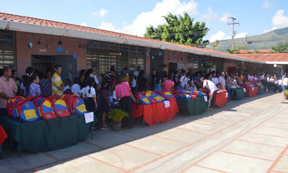 ACN- Estudiantes de preescolar y primaria recibieron morrales en Naguanagua