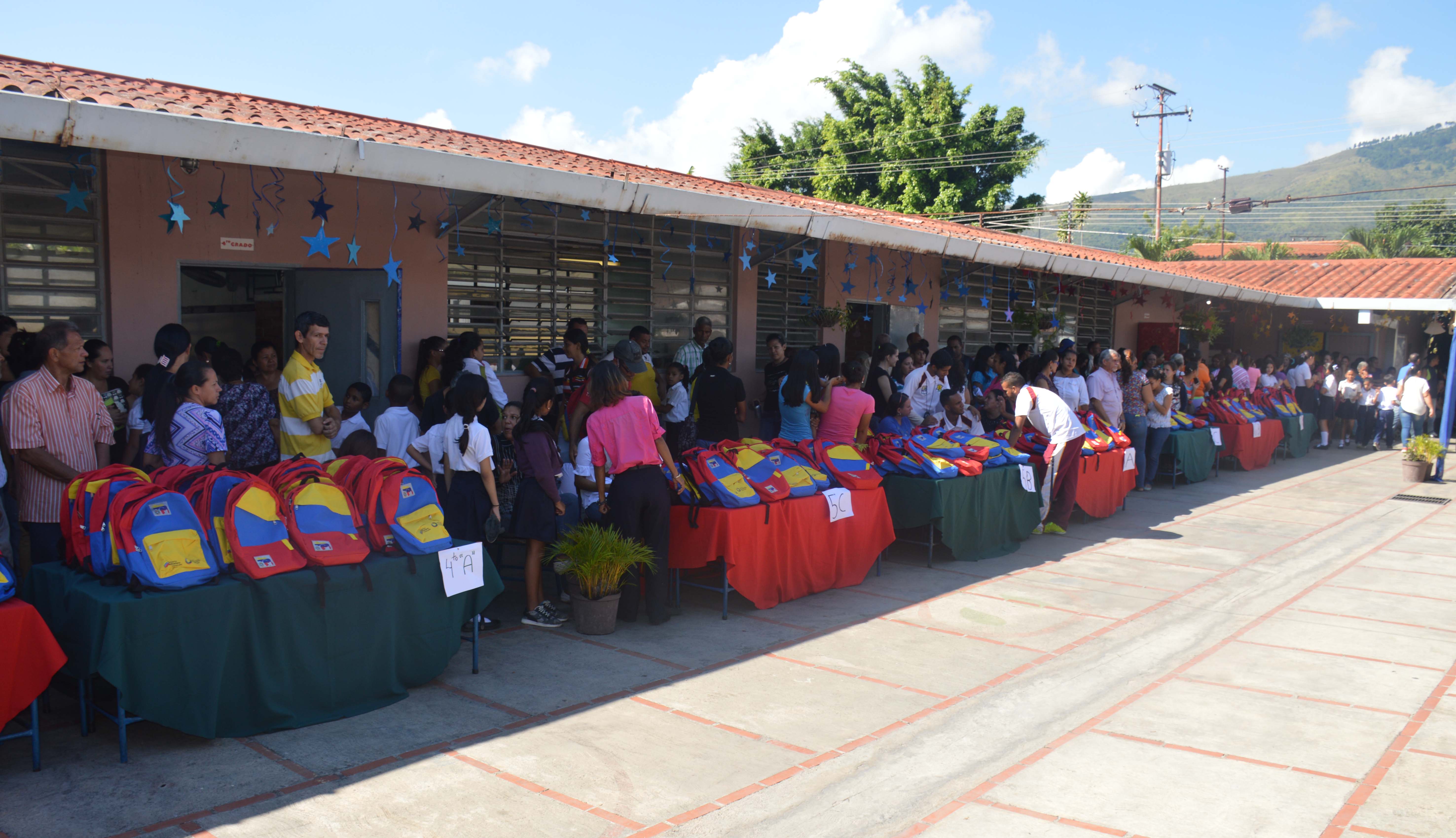 ACN- Estudiantes de preescolar y primaria recibieron morrales en Naguanagua