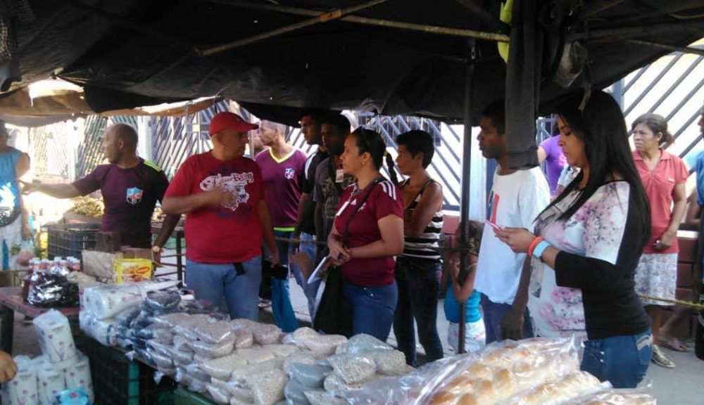 ACN- Carro e´ Drácula cayó en mercado de San Esteban en Puerto Cabello