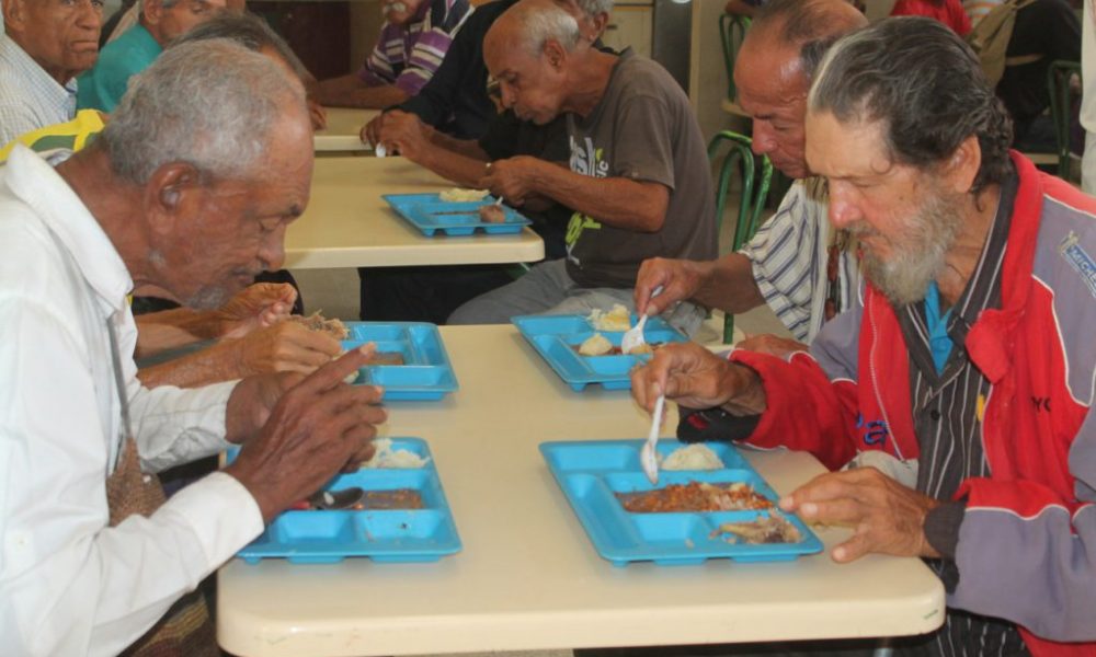 ACN- Alrededor de 700 ancianos almuerzan en comedores populares de Valencia