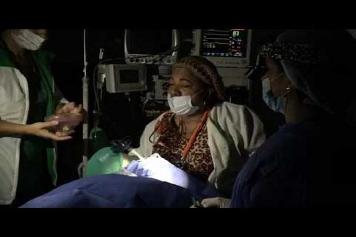 Médicos operan alumbrados por celulares durante apagón. Foto: EC