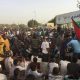 Manifestantes sudaneses delante del cuartel general de las Fuerzas Armadas