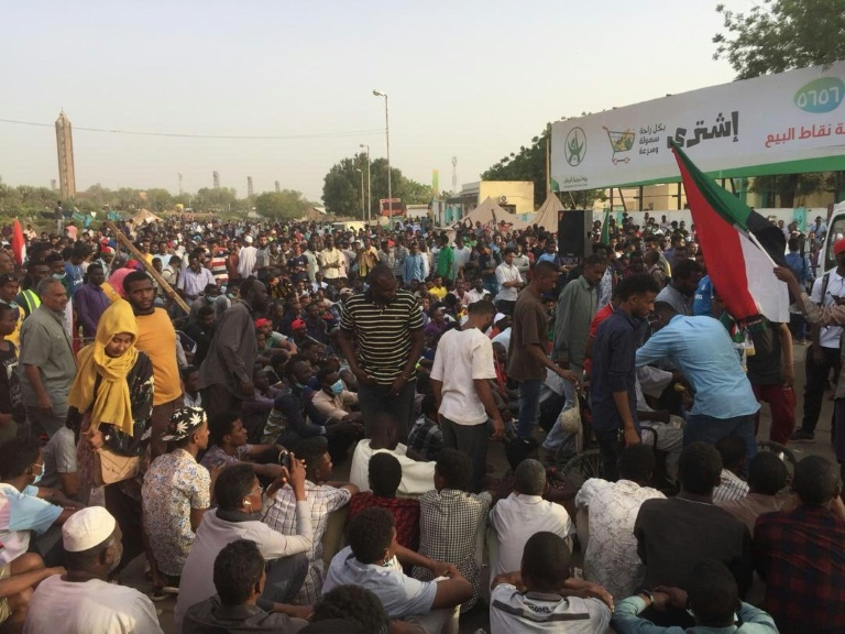 Manifestantes sudaneses delante del cuartel general de las Fuerzas Armadas