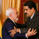 Maduro y el ministro de Relaciones Exteriores iraní Mohamad Yavad Zarif se abrazan en una reunión en Caracas, en agosto de 2016