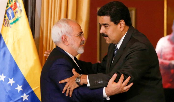 Maduro y el ministro de Relaciones Exteriores iraní Mohamad Yavad Zarif se abrazan en una reunión en Caracas, en agosto de 2016