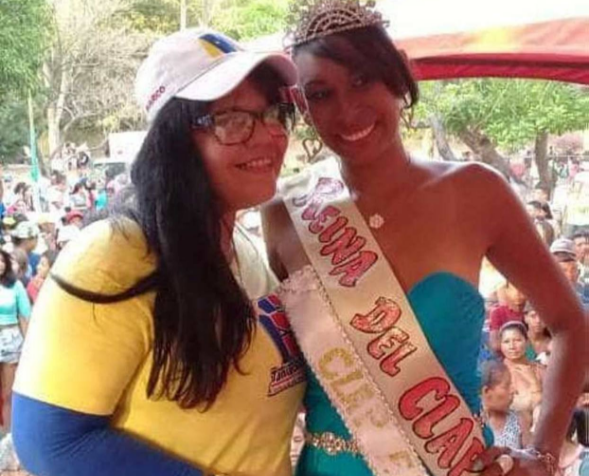 En la imágen se observa a la alcaldesa del Municipio Monagas del Estado Guárico, posando junto a "La Reina del CLAP". Foto: Alcaldía del Municipio Monagas