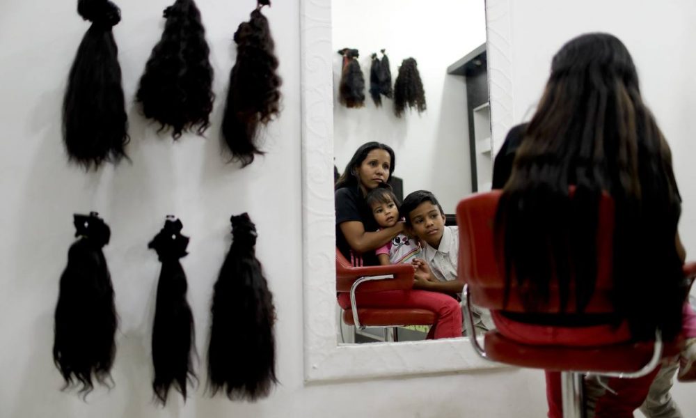 Mujeres venden cabello para paliar crisis en Venezuel. Foto: AFP