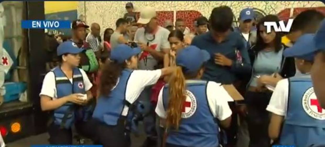 Cruz roja entegó ayuda humanitaria en 23 de Enero de Caracas. Foto: EN