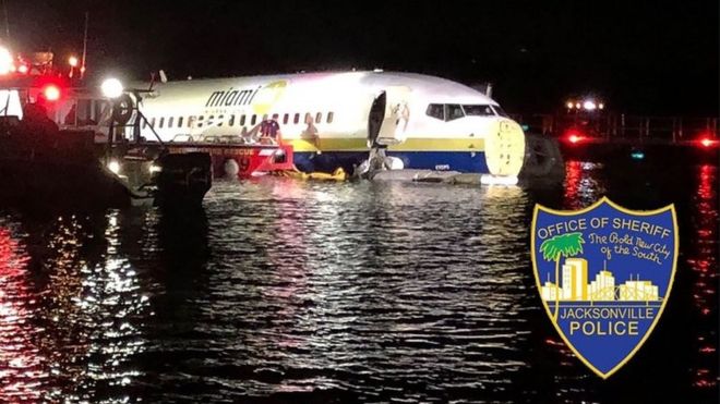 Avión cae en río en Florida. Foto: Twitter
