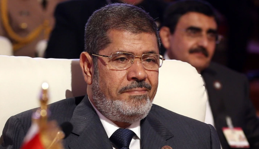 Murió expresidente egipcio tras desplomarse en pleno juicio