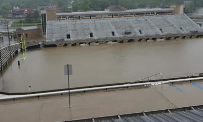 Las lluvias transformaron un estadio de fútbol en una piscina