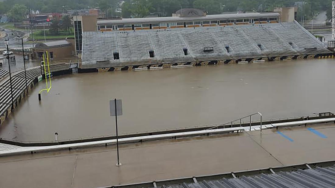 Las lluvias transformaron un estadio de fútbol en una piscina