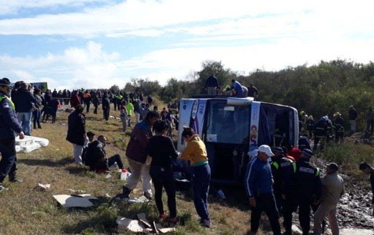Accidente de bus turístico deja 13 muertos en Argentina