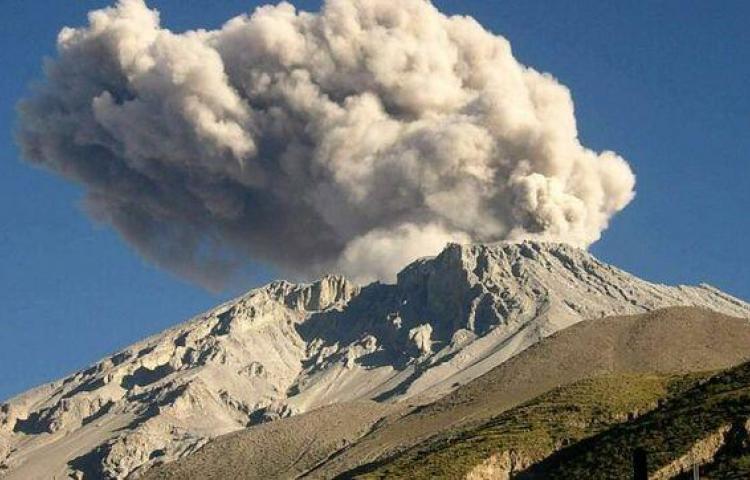 Erupción volcán Ubinas en Perú. ACN