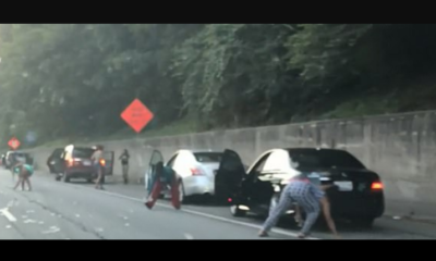 Conductores de una autopista en Atlanta reciben lluvia de billetes