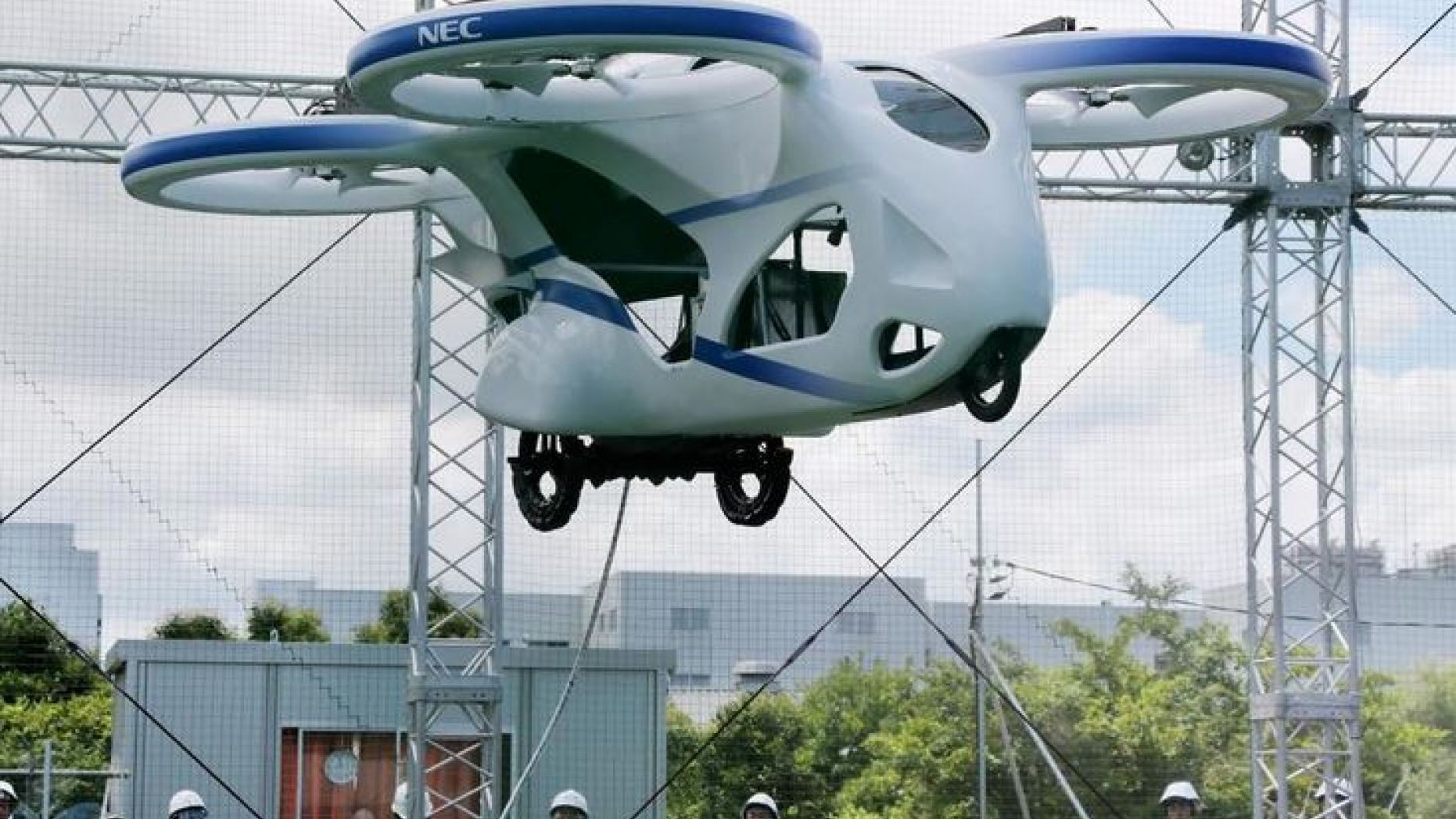Carro volador futurista flota sobre el suelo durante casi un minuto