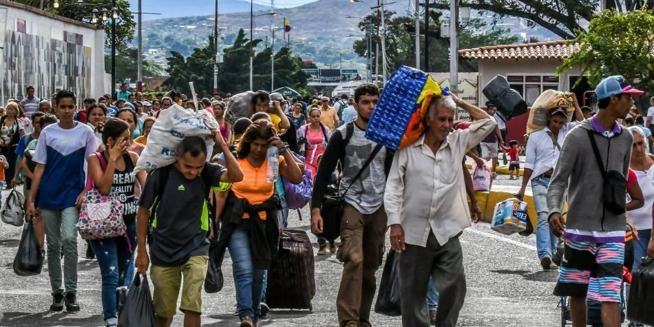 Venezolanos emigran - ACN