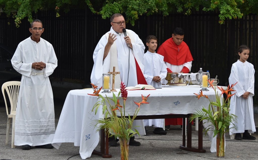 Misa de Sanación realizó el Padre Moisés Pérez en Fundación Mendoza - acn