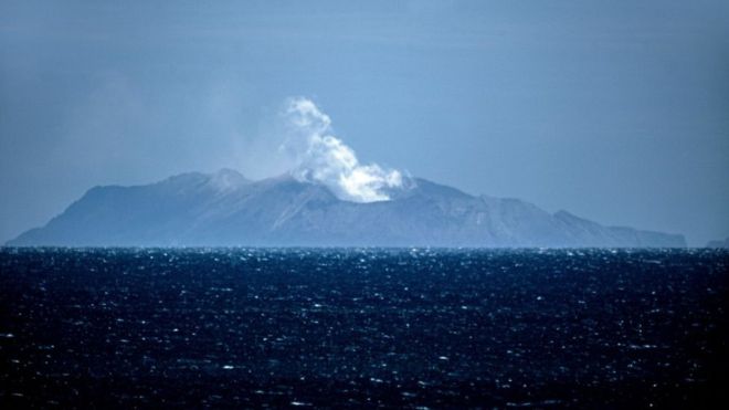 Planean "operación relámpago" para rescatar cuerpos dentro del volcán