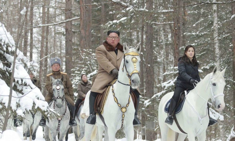 Revelan foto de Kim Jong Un montando un caballo blanco en una montaña sagrada