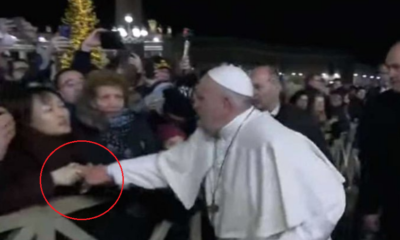 El Papa Francisco se desquita de un inadvertido agarrón "a manotazos"