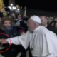 El Papa Francisco se desquita de un inadvertido agarrón "a manotazos"