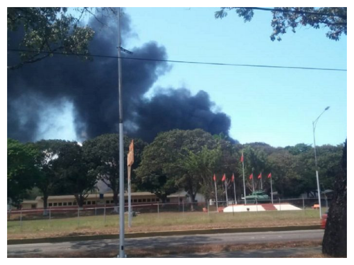 Fuerte incendio consumió alrededores de la Brigada Blindada en Naguanagua