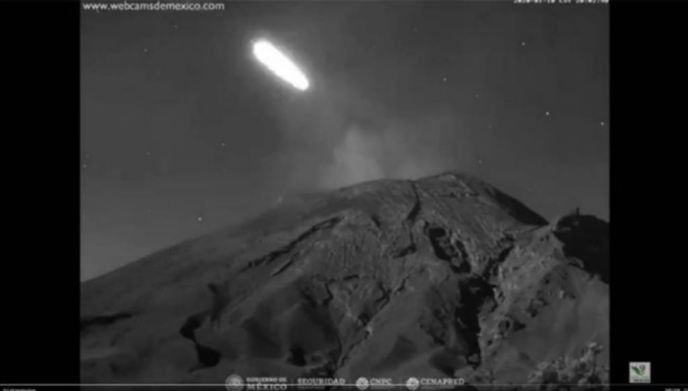 Extraño meteoro cruzo el cielo sobre un volcán en México