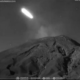 Extraño meteoro cruzo el cielo sobre un volcán en México