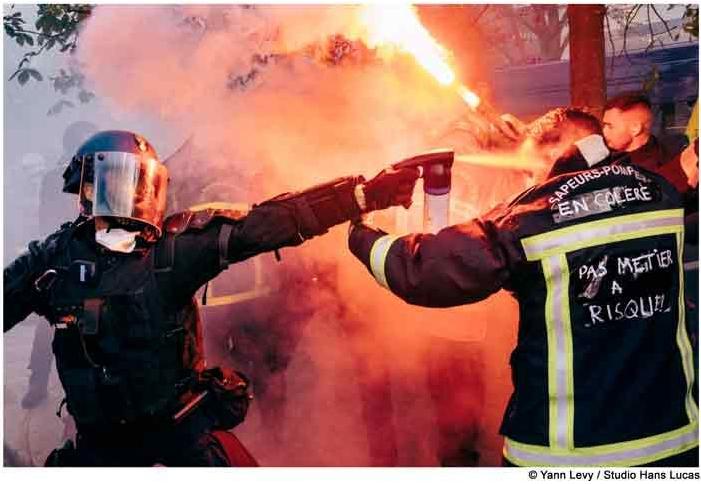 Policía francesa arremetió contra los bomberos en París