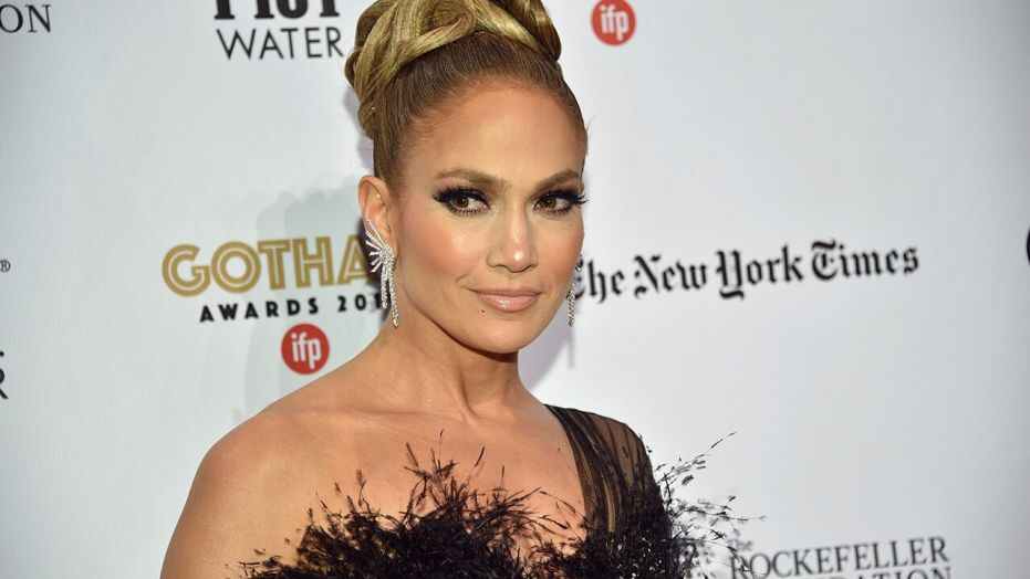 Jennifer Lopez impacta en la nueva Campaña de Versace