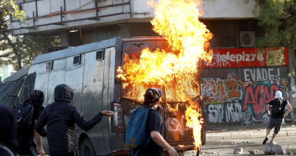 Arden las calles de Chile: láseres y gases lacrimógenos